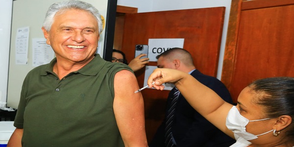 Ao tomar vacina bivalente contra Covid-19, Caiado pede que goianos se imunizem