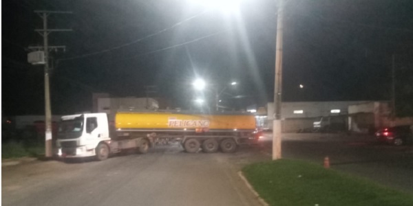 Carreta carregada com combustível fica atravessada em avenida devido a problema mecânico em manobra