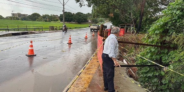 Trecho da GO-213 em frente ao lago fica parcialmente interditado após chuvas em Morrinhos
