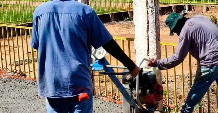 Revitalização da Praça da Biblioteca Municipal de Morrinhos inclui criação de brinquedoteca e parque infantil.
