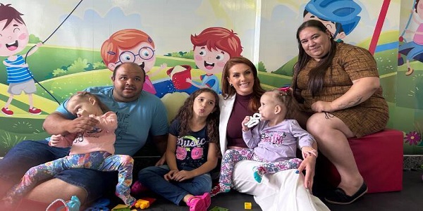 Ana Hickmann visita gêmeas siamesas Valentina e Heloá; veja o vídeo!