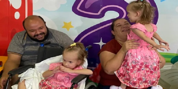 Família pede ajuda após cirurgia de separação de gêmeas siamesas