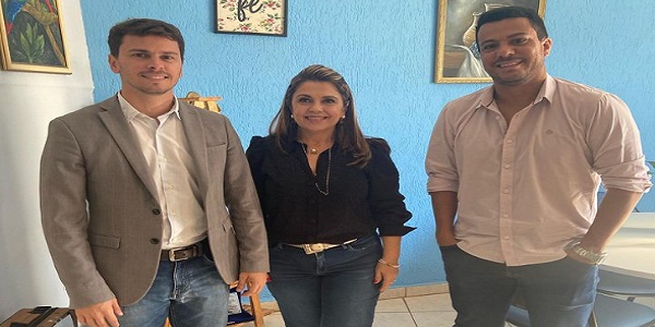 Maycllyn Carreiro e Leandro Ventura tratam de demandas do social com a primeira-dama Eneida Figueiredo