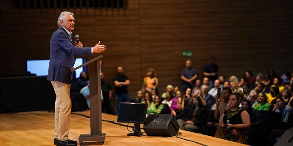 Caiado consegue aprovação para gratificar professores em sala