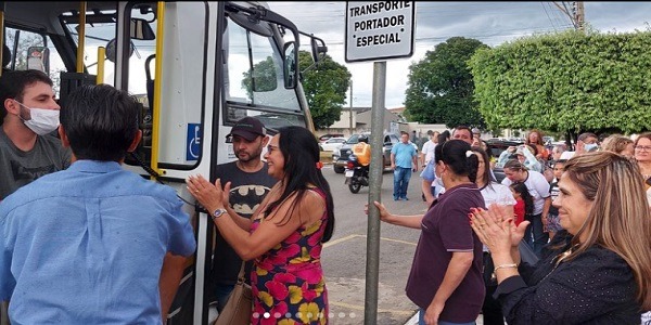 Centro de Habilitação e Reabilitação Alice Ferreira recebe novo ônibus acessível para seus usuários