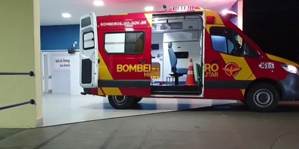 Motociclista colide com container em rua do setor Vera Cruz em Morrinhos, na noite desta quinta-feira.
