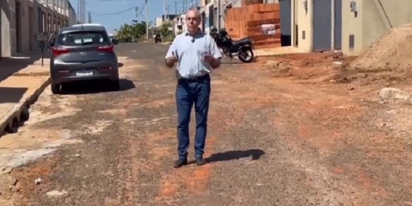 Joaquim Guilherme faz duras críticas à gestão de Rogério Troncos por causa de asfalto de loteamentos novos