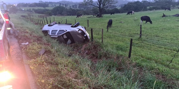Quatro pessoas ficam feridas em acidente na BR-153 durante forte chuva em Morrinhos