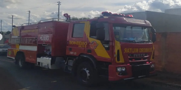 Bombeiros combatem incêndio em casa no Morro da Saudade