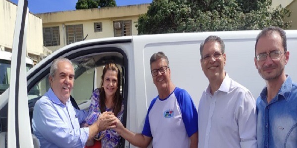 Vereador Antônio entrega furgão para entidade social de Morrinhos