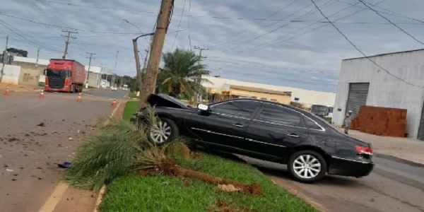 Colisão com poste de iluminação pública deixa carro destruído em Morrinhos. Veja as fotos!