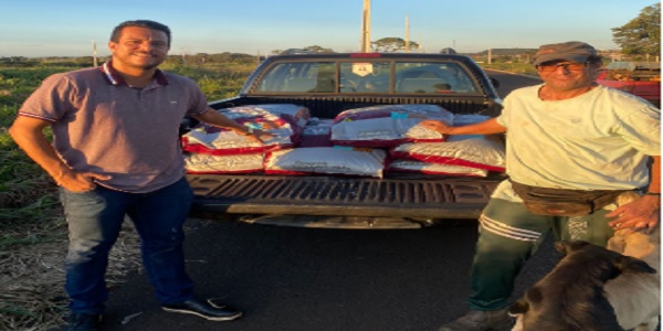 Vereador Leandro arrecada 200 kg de ração para Associação Vira-Latas de Morrinhos