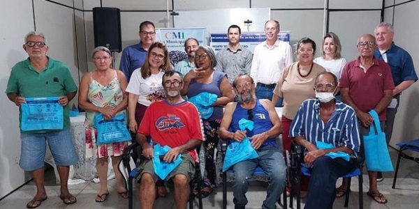 Primeira-dama Eneida Figueiredo, realizou entrega de óculos de grau para Idosos de Morrinhos