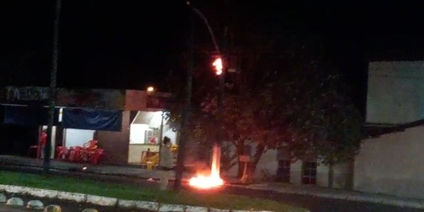 Incêndio em poste próximo à biblioteca municipal deixa várias casas sem internet; vídeos.