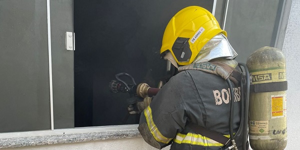 Veja as imagens do combate a um incêndio em uma casa no Morro da Saudade II ocorrido ontem.