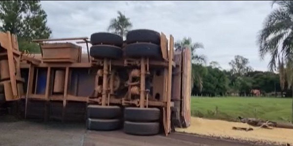 Parte de carreta bitrem se desacopla e tomba na rodovia GO-213 em Morrinhos; vídeo!