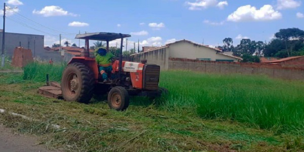 Prefeitura de Morrinhos realiza roçagem de lotes sem edificações em vários setores
