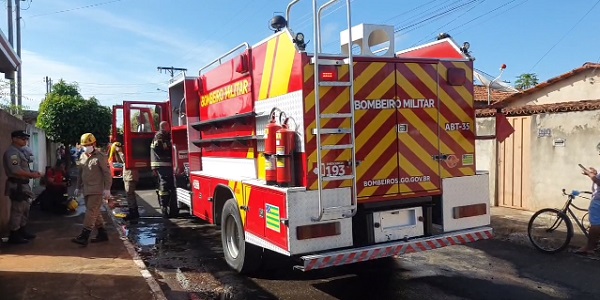 Panela no fogão causa princípio de incêndio em casa em Morrinhos durante esta madrugada.