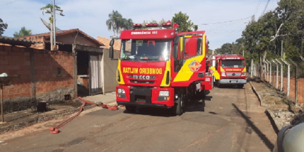 Princípio de Incêndio em residência na manhã desta terça-feira na vila Nossa Senhora do Carmo é controlado pelo Corpo de Bombeiros; vídeo!