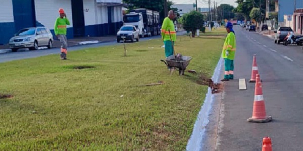 Prefeitura realiza limpeza de bocas de lobo e manutenção de meio-fio na Vila São Pedro