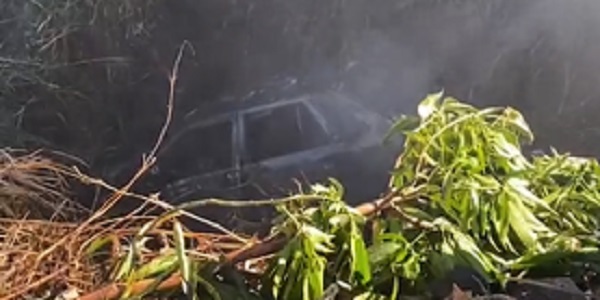 Veículo pega fogo e condutor é resgatado em estado grave