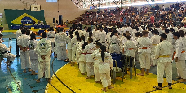 Terceira edição do Campeonato Goiano de Karatê atrai centenas de espectadores em Morrinhos