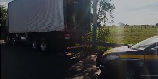 Caminhão carregado com peças de veículos de procedência duvidosa é apreendido pela PRF em Morrinhos