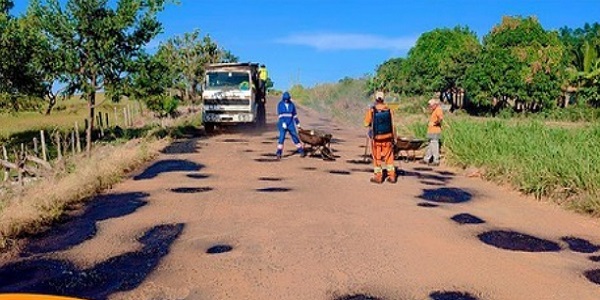 Operação tapa-buracos é realizada na GO-137 em Morrinhos, após o Morro do Catraca