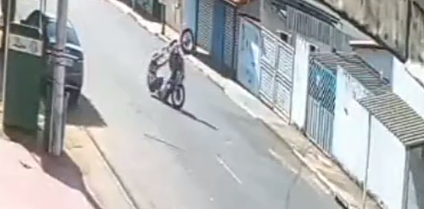 Motociclista escapa ileso após tentativa de manobra radical resultar em queda no setor Cristina Parque