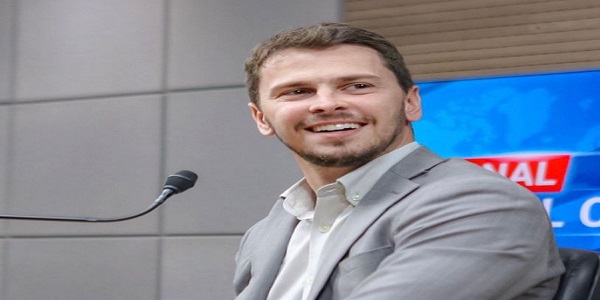 Hoje, a partir das 17 horas, o ex-deputado Maycllyn Carreiro concederá entrevista ao programa “Morrinhos Alerta” da Rádio Boas Novas FM 98,7.