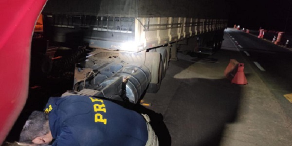 Polícia Rodoviária Federal apreende semirreboque adulterado com placa de Morrinhos