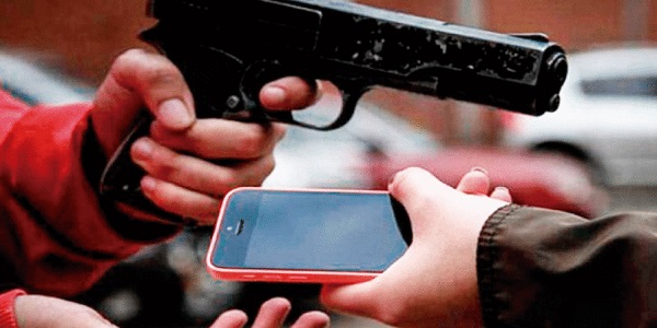 Estudante é assaltada e tem celular roubado no Setor Cristo Redentor
