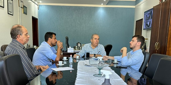 Maycllyn Carreiro se reúne com o prefeito Joaquim Guilherme para discutir construção de 50 casas a custo zero