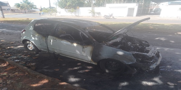 Veículo que pegou fogo na noite de segunda-feira ficou totalmente destruído; veja as fotos!