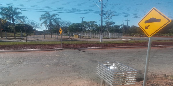 Mãe e filhas ficam feridas em acidente causado por quebra-molas recém-instalado na Avenida dos Trabalhadores