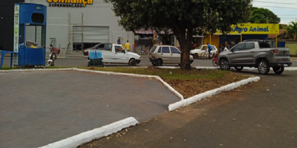 A construção de um estacionamento em uma praça trará mais segurança e contribuirá para a organização do trânsito local.