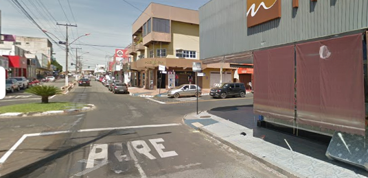 Gestante é socorrida pelo Corpo de Bombeiros após se envolver em um acidente de moto na manhã deste sábado.