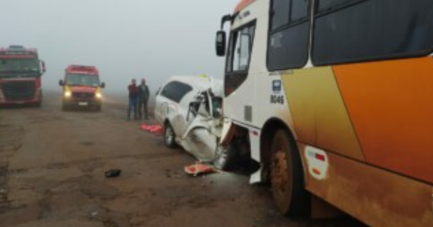 Acidente entre carro funerário e ônibus deixa uma pessoa morta na GO-320, em Goiatuba