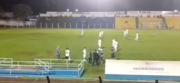 Mais uma partida do Campeonato Morrinhense da Primeira Divisão terminou em polêmica.