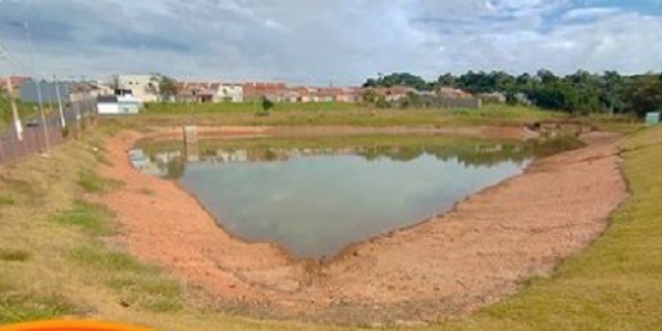 Vazamento de água é consertado e nível do lago do Parque Solar dos Buritis deve voltar ao normal em breve