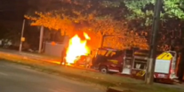 Corpo de Bombeiros de Morrinhos combate incêndio em veículo na avenida 101B no setor Aeroporto; vídeo!