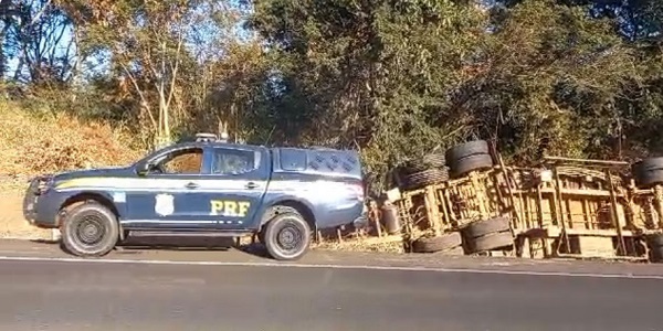Motorista tomba caminhão ao usar veículo para tentar jogar viatura para fora da BR-153, em Morrinhos