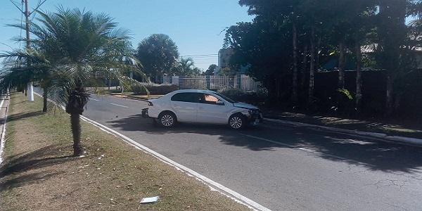 Acidente envolvendo três veículos interdita trânsito na Av. Cel Fernando Barbosa na manhã deste domingo