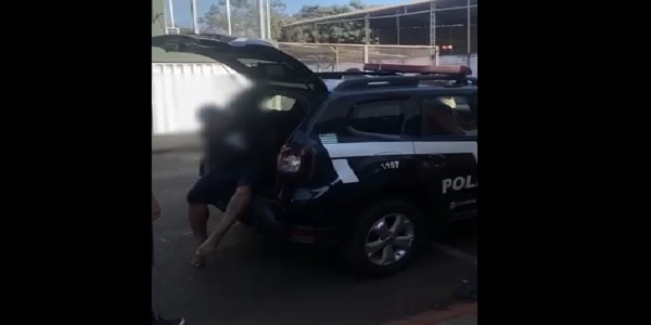 Homem é preso em flagrante após queimar a companheira com água fervente