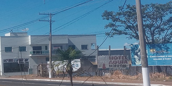 Rompimento de parte da rede elétrica causa transtornos na Av. Cel Fernando Barbosa em Morrinhos. VÍDEO!