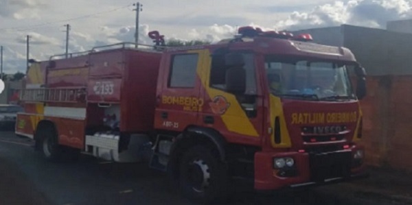 Corpo de Bombeiros de Morrinhos combate incêndio em garagem de veículos com sucesso