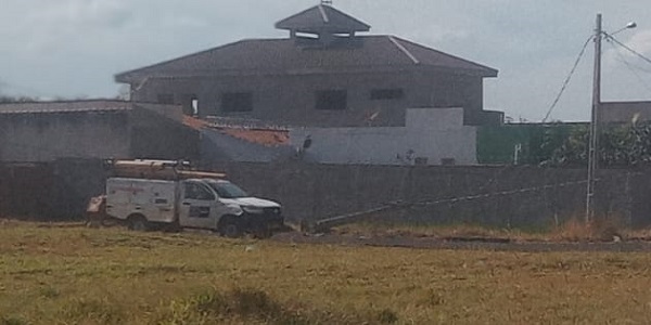 Caminhão bate e derruba poste e deixa parte do Setor Arca de Noé sem energia. VÍDEO!
