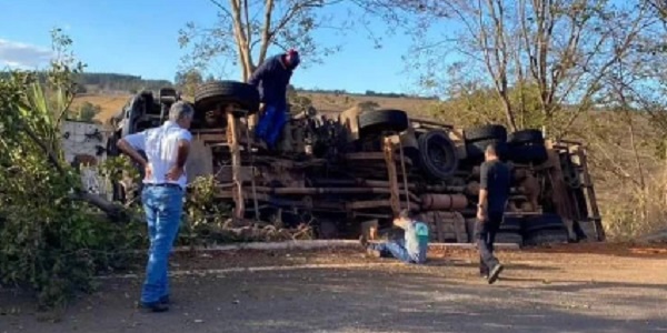 Caminhão tomba na saída de Buriti Alegre para Itumbiara após motorista perder controle do veículo