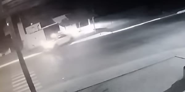 Veículo perde controle e bate em estrutura de imóvel em frente ao posto Goiás. Veja o vídeo!