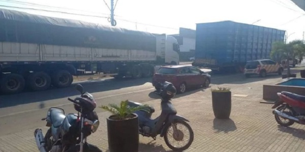 Caminhão Boiadeiro Causa Congestionamento na Avenida Cel. Fernando Barbosa Após choque com Cabos de Internet